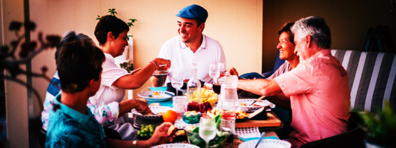 fotografija ljudi koji ručaju za stolom