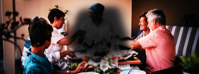 fotografija ljudi koji ručaju a na sredini fotografije je kružna crna mrlja