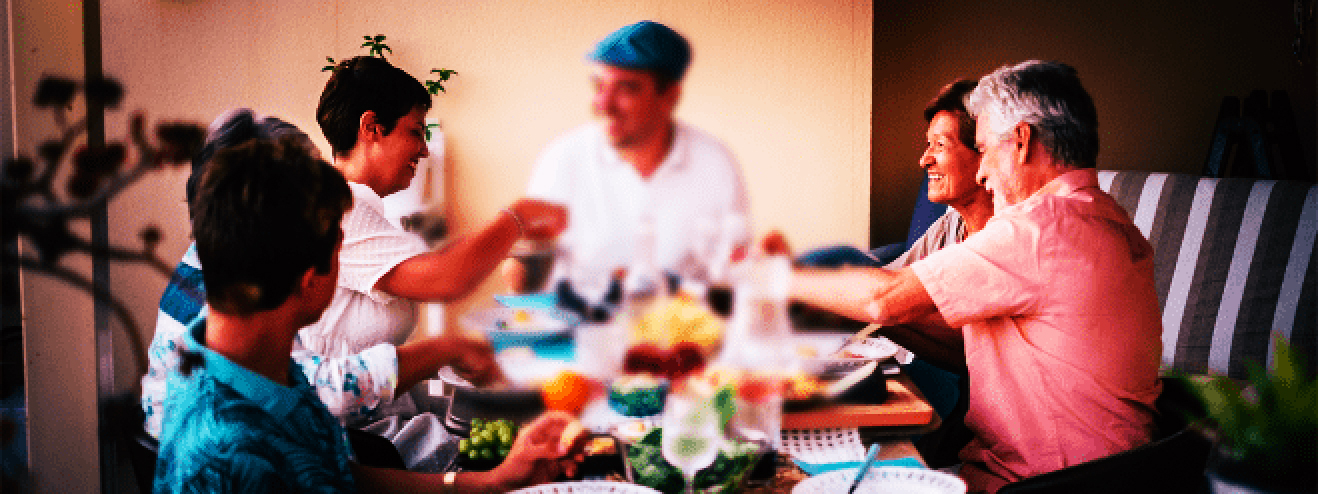 fotografija ljudi koji ručaju a sredina fotografije je zamućena